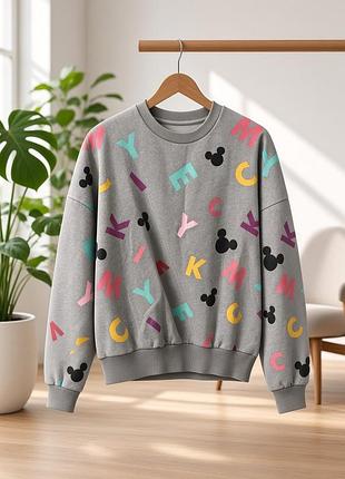Сірий світшот mickey mouse з яскравим різнокольоровим принтом — оверсайз