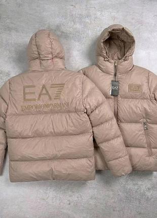 Чоловіча бежева пуховик armani люкс 🤗  - вишитий принт позаду  - наповнювач пух  - внутрішній карман - фірмова фурнітура   розміри: s,m,l,xl
