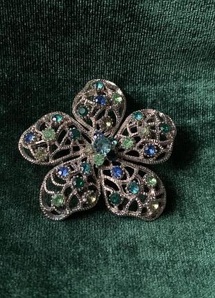 Вінтажна ажурна брошка квітка зі смарагдовими та синіми кристалами вінтажна біжутерія