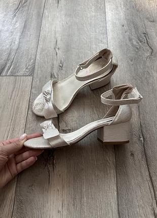 Босоножки на каблуке для девочки 33/34 серебряные