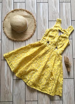 Кружевное яркое платье