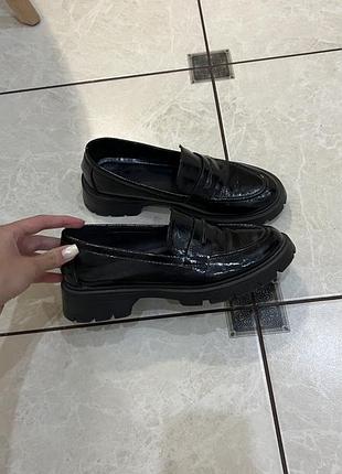 Чорні лофери