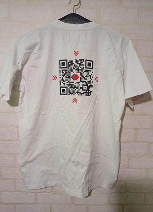 Футболка с принтом в виде стилизованного qr-кода на спине и красными акцентами b&c collection