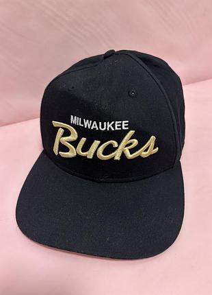Кепка — чорний снэпбек nba milwaukee bucks від відомого бренда mitchell & ness.