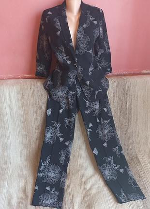 Костюм брючный женский orsay размер 40 (m/l) черный в цветочный принт двойка