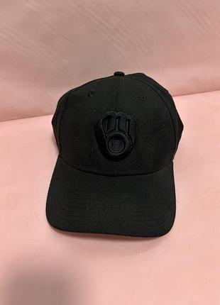 Чорна бейсболка з логотипом бейсбольного клубу «мілуокі брюерс» (milwaukee brewers), який грає у головній лізі бейсболу сша