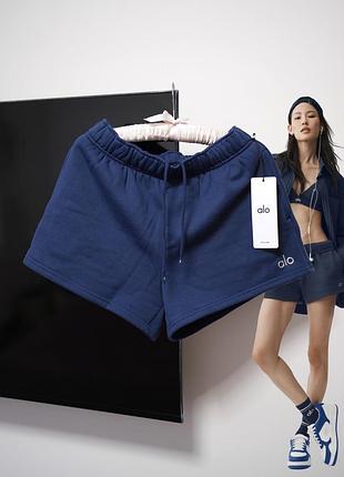 Шорти alo yoga accolade short navy оригінал сині з логотипом спортивні брендові короткі з високою посадкою на резинці з шнурівкою