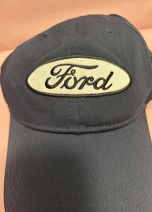 Темно-синя бейсболка з вишитим овальним логотипом ford на передній частині.