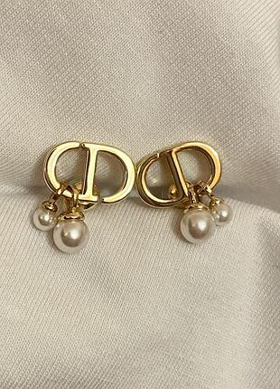 Сережки-пусети із підвісними перлинами у фірмовому стилі christian dior.