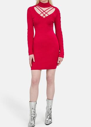 Ефектна червона сукня в рубчик з декоративним шнуруванням guess