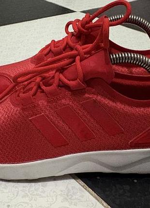 Червоні кросівки від adidas zx. стильні та зручні для щоденного використання. підходять для міського стилю життя.