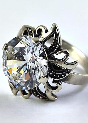 Серебряное кольцо с камнем 925 пробы.