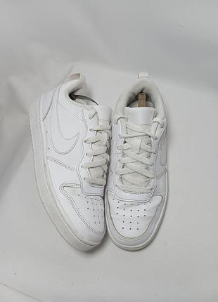 Білі кросівки nike