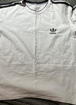 Спортивна футболка adidas біла