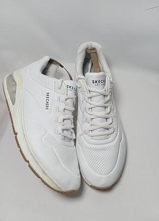 Білі жіночі кросівки skechers