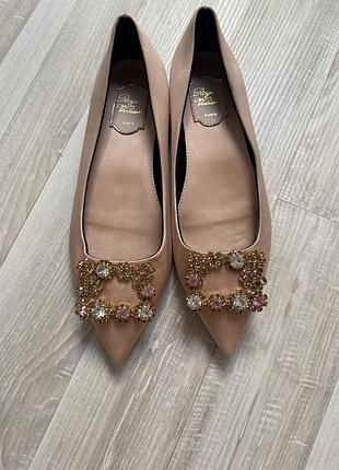 Елегантні сатинові балетки з гострим носком та кристалами  roger vivier  flower strass, р. 37