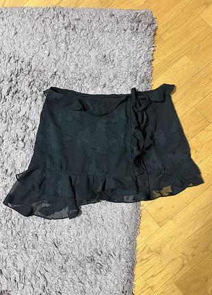 Спідниця-обгортка prettylittlething, чорна, квіткова тканина - xs