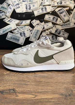 Кросівки nike venture runner , чоловічі , білі, розмір 44, розмір устілки 28.