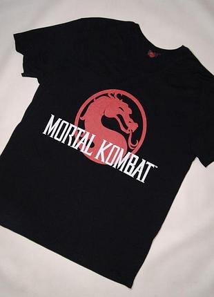 Черная футболка логотип красный дракон белая надпись мерч mortal combat/смертельная битва