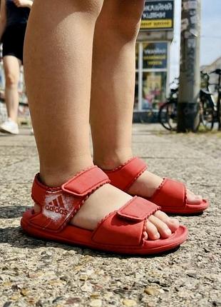 Дитячі босоніжки сандалі на липучках  adidas altaswim (оригінал)