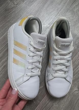 Фирменные кроссовки adidas