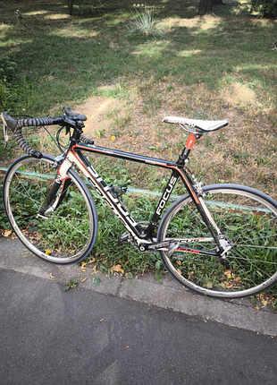 Карбоновый шоссейный велосипед focus на shimano ultegra и 105