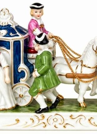 Винтажная фарфоровая статуэтка, изображающая карету пеленки