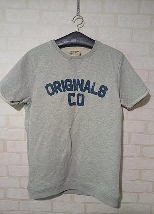 Сіра меланжева футболка [jack&amp; jones] з короткими рукавами та синім вінтажним принтом «originals co» на грудях.