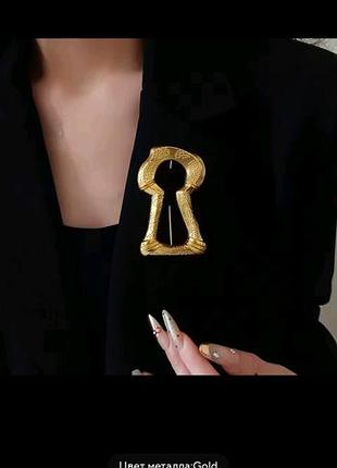 Брошь бижутерия в стиле schiaparelli.