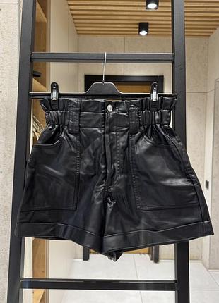 Шорти zara із чорної еко шкіри, на високій посадці з акцентованою талією. верхній край зібраний у дрібну декоративну оборку.
