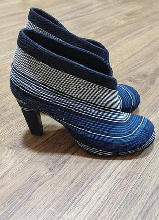Женские ботильоны 
united nude fold mid
38 размер-24.5 см