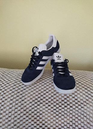 Кроссовки замшевые фирмы adidas gazelle 40 размер стелька 25 см