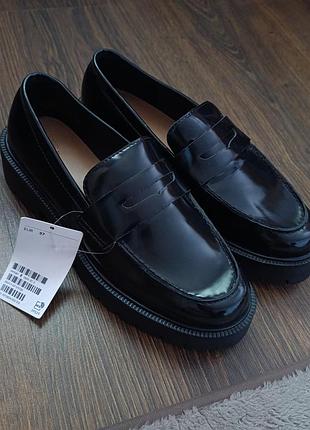 Новые женские черные лакированные лоферы от бренда h&amp;m