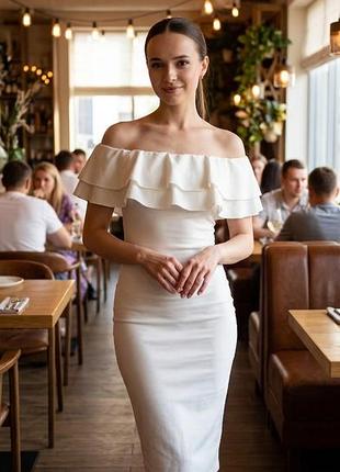 Сукня біла приталена нарядна