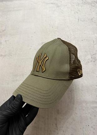 Оригінальна чоловіча вінтажна зелено-коричнева з сіткою кепка new era new york yankees в ідеальному стані