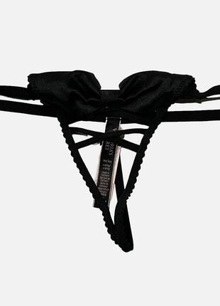 Чорні трусики-стринги very sexy c-string від victoria's secret з декоративним переднім бантом і еластичними перехресними лямками.