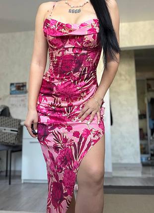 Платье prettylittlething