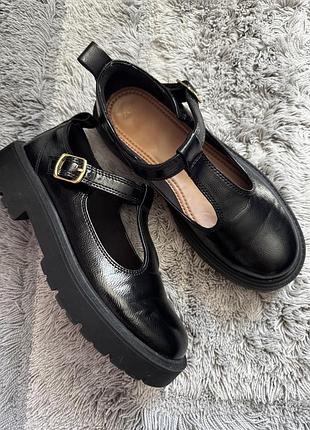 Лаковані туфлі zara