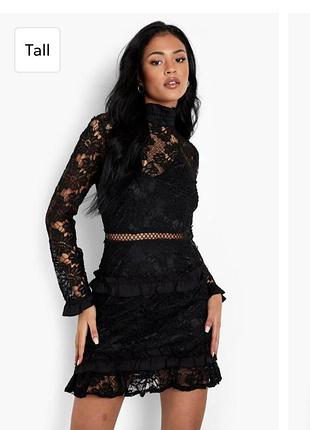 Черное мини платье boohoo с высоким воротником, длинными рукавами кружевным узором и многоярусным подолом с оборками
платье в кружево boohoo