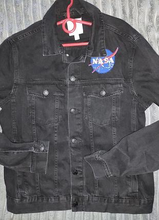 Стильная фирменная черная джинсовая куртка h&amp;m с фирменной нашивкой nasa на груди.м.