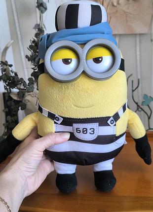 Мягкая игрушка посипака / миньон том в вязаном комбинезоне despicable me 3 (оригинал illumination)