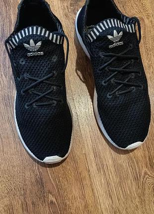 Продам женские кроссовки бренда adidas
