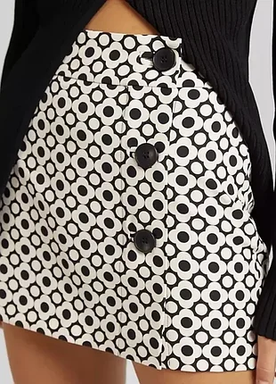 Ретро принт и пуговицы 🖤 bershka retro geo print 🤍 мини юбка на запах 🌸 черно-белая юбка l