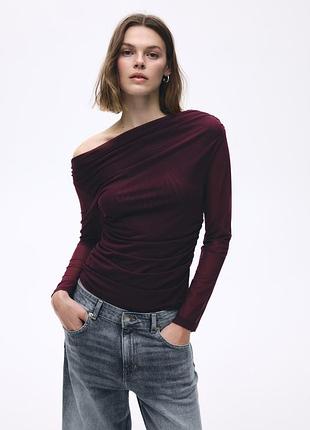 Бордовий лонгслів сітка h&m на одне плече / топ із драпіруванням