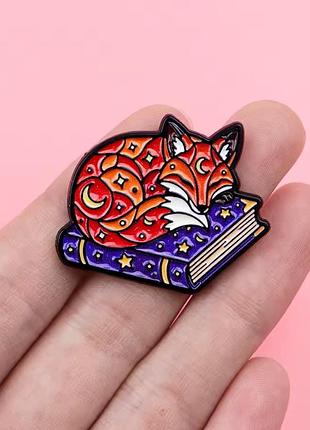 Брошка книга з лисичкою