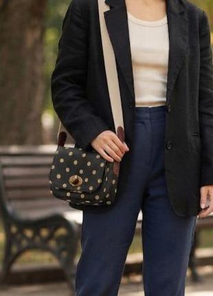 Сумка через плече від cath kidston виконана у чорному кольорі з білим принтом у горошок.