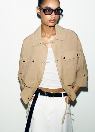Бежева коротка куртка з закачаними рукавами zara