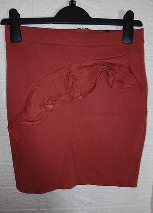Яскрава трикотажна спідниця міні з воланом bershka collection, розмір m (28)