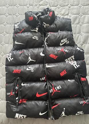 Чорна дута жилетка з принтом nike, jordan синя пухова куртка з капюшоном dc  біла чоловіча вишиванка спортивна кофта puma drycell neymar jr.