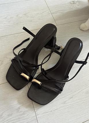 Продам босоніжки stradivarius